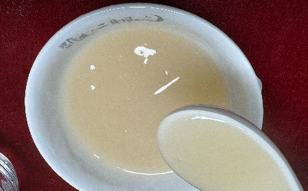 多少媽媽栽在輔導(dǎo)作業(yè)上！姥姥端來(lái)的一杯溫?zé)嵊袡C(jī)葛根粉，竟成了情緒 “滅火器”